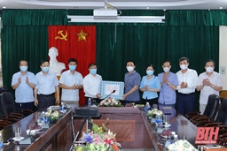 Đồng chí Bí thư Tỉnh ủy Đỗ Trọng Hưng thăm, động viên cán bộ, bác sĩ, chiến sĩ tuyến đầu phòng, chống dịch COVID -19