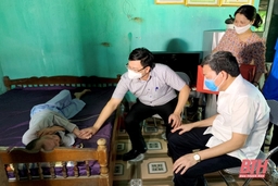 Phó Chủ tịch UBND tỉnh Mai Xuân Liêm thăm hỏi, tặng quà các gia đình chính sách huyện Thọ Xuân