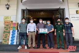 Tặng quà, động viên cán bộ y tế Thanh Hoá hỗ trợ chống dịch COVID-19 tại TP Hồ Chí Minh