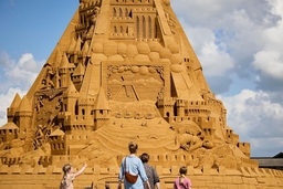 Mãn nhãn với lâu đài cát lớn nhất thế giới có chiều cao hơn 21m