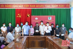 Ủy ban MTTQ tỉnh Thanh Hóa tặng quà cho 100 hộ nghèo ở huyện Bá Thước