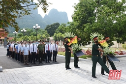 Dâng hương tưởng nhớ các Anh hùng, liệt sỹ và thăm, tặng quà gia đình chính sách trên địa bàn huyện Ngọc Lặc