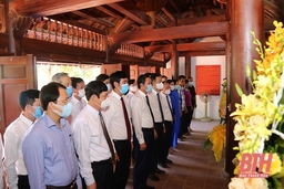 Đồng chí Đỗ Minh Tuấn, Phó Bí thư Tỉnh uỷ, Chủ tịch UBND tỉnh dâng hương tại Cụm di tích lịch sử cách mạng Hàm Hạ