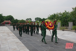 Bộ CHQS tỉnh dâng hương tại Nghĩa trang liệt sỹ Hàm Rồng