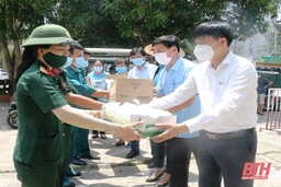 Trao quà cho người có hoàn cảnh khó khăn đang cách ly tập trung tại TP Sầm Sơn