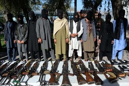 Afghanistan: 50 tay súng Taliban đầu hàng các lực lượng an ninh