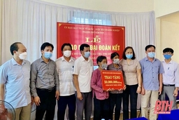 Bàn giao Nhà đại đoàn kết cho hộ nghèo ở thành phố Sầm Sơn