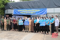 Hội LHPN và Hiệp hội Doanh nhân nữ Thanh Hóa quyên góp, vận chuyển nhu yếu phẩm tặng phụ nữ tỉnh Bình Dương