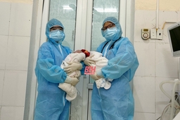 2 sản phụ mắc COVID-19 tại khu cách ly Bệnh viện Phổi Thanh Hoá được mổ lấy thai thành công