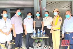 Trao quà cho Ban Chỉ huy Biên phòng Cửa khẩu Cảng Nghi Sơn và chốt kiểm soát phòng, chống dịch COVID-19