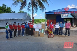 Hội Chữ thập đỏ tỉnh trao hỗ trợ cho huyện Nông Cống