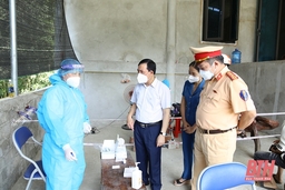 Phó Bí thư Thường trực Tỉnh ủy Lại Thế Nguyên kiểm tra, chỉ đạo tại các chốt kiểm soát phòng, chống dịch COVID-19 ở thị xã Bỉm Sơn và huyện Thạch Thành