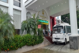 Di chuyển gần 500 người ra khỏi khu phong tỏa Bệnh viện Đa khoa Hợp Lực để thực hiện giãn cách