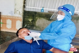 Ngày 10-9, huyện Quảng Xương test nhanh tầm soát COVID-19 cho khoảng 10.000 người tại khu vực nguy cơ