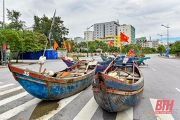 Ngư dân Sầm Sơn kéo thuyền lên đường tránh bão số 5