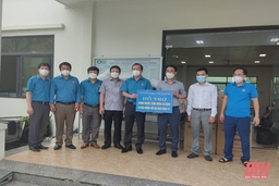 Liên đoàn Lao động tỉnh trao quà cho người lao động ở các doanh nghiệp thực hiện “3 tại chỗ”