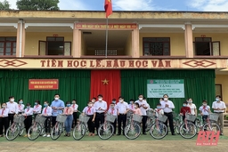 Ngân hàng chính sách xã hội Thanh Hóa tặng xe đạp cho học sinh có hoàn cảnh khó khăn tại huyện Nông Cống