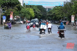 Sau mưa lớn, nhiều tuyến đường ở TP Sầm Sơn ngập trong nhiều giờ