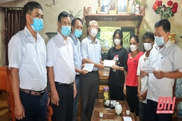 Hội Khuyến học tỉnh động viên học sinh mồ côi đậu đại học ở huyện Thiệu Hóa