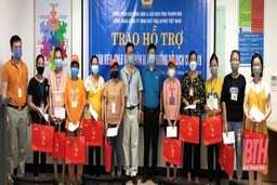 Trao quà cho người lao động khó khăn ở Công ty TNHH Giầy Rollsport Việt Nam