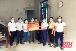 Liên đoàn Lao động huyện Hậu Lộc trao kinh phí hỗ trợ xây dựng nhà ở cho đoàn viên khó khăn