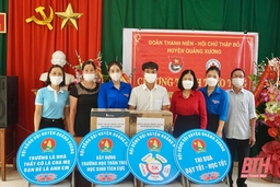Tặng khẩu trang y tế và pano tuyên truyền phòng, chống dịch COVID-19 cho trường học trên địa bàn huyện Quảng Xương