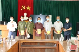 Thăm và tặng quà cho người có uy tín trong vùng đồng bào dân tộc thiểu số