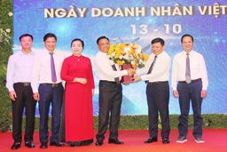 Tặng Bằng khen cho 33 doanh nhân có nhiều thành tích trong sản xuất, kinh doanh