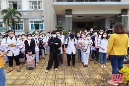 170 cán bộ, nhân viên, sinh viên Trường Cao đẳng Y tế Thanh Hóa tham gia hỗ trợ thị xã Bỉm Sơn test nhanh sàng lọc COVID-19