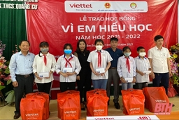 Trao học bổng “Vì em hiếu học” cho học sinh nghèo có hoàn cảnh khó khăn