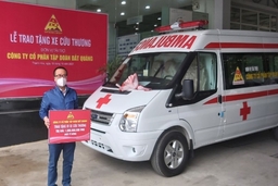 Công ty CP Tập đoàn Đất Quảng trao xe cứu thương cho thị xã Bỉm Sơn