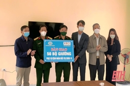 Trao tặng 50 bộ giường phục vụ điều trị bệnh nhân COVID-19 cho thị xã Nghi Sơn