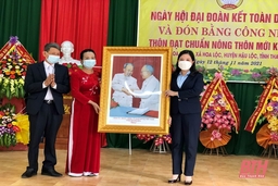 Trưởng ban Dân vận Tỉnh ủy, Chủ tịch Ủy ban MTTQ tỉnh Phạm Thị Thanh Thủy dự ngày hội Đại đoàn kết toàn dân tộc tại khu dân cư thôn Hoa Trung