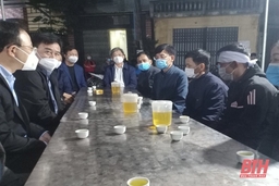 Huyện Nông Cống thăm hỏi, động viên gia đình có người tử vong sau tiêm chủng vắc xin phòng COVID-19