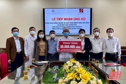 Agribank Nam Thanh Hóa ủng hộ Bệnh viện Đa khoa huyện Quảng Xương phòng, chống dịch bệnh COVID-19