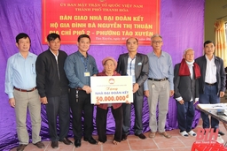 Bàn giao nhà đại đoàn kết cho bà Nguyễn Thị Thuận ở phường Tào Xuyên