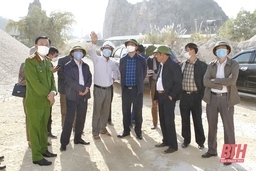 Phó Chủ tịch UBND tỉnh Lê Đức Giang kiểm tra, chỉ đạo xử lý việc tranh chấp trong hoạt động khai thác mỏ đá tại xã Hà Tân