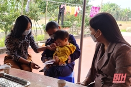 Hội LHPN huyện Nông Cống nhận đỡ đầu 8 con của 4 công nhân tử vong sau tiêm chủng vắc xin phòng COVID-19