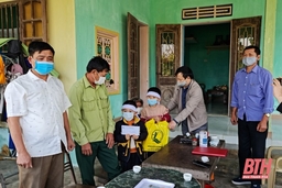 Tặng quà cho con của công nhân tử vong do tiêm vắc xin phòng COVID-19