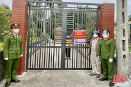 Chi đoàn thanh niên Công an xã Trường Minh trao quà hỗ trợ các hộ có người nhiễm COVID-19