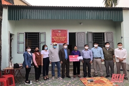 Bàn giao nhà đại đoàn kết cho các hộ nghèo huyện Hà Trung