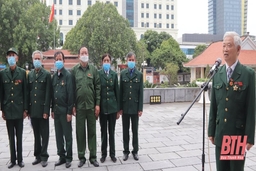 Đoàn đại biểu dự Đại hội đại biểu Hội Cựu TNXP tỉnh lần thứ IV dâng hương tưởng niệm Chủ tịch Hồ Chí Minh và đồng đội đã hy sinh