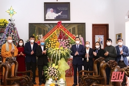 Chủ tịch UBND tỉnh Đỗ Minh Tuấn thăm, chúc mừng giáo xứ Phúc Lãng