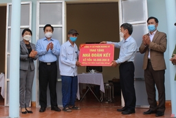 Huyện Vĩnh Lộc trao tiền hỗ trợ xây dựng nhà đại đoàn kết cho người có công