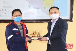 PC Thanh Hóa thăm, tặng quà khách hàng nhân Tháng tri ân năm 2021