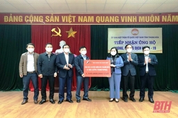 Công ty CP Tập đoàn VAS Nghi Sơn ủng hộ tỉnh Thanh Hóa 3 xe ô tô cứu thương
