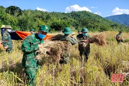 Bộ đội biên phòng sát cánh cùng đồng bào dân tộc