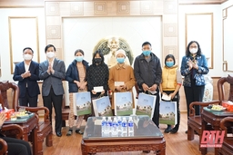 Hội đồng Dân tộc của Quốc hội và Văn phòng Đoàn ĐBQH tỉnh Thanh Hóa trao quà tết cho người nghèo tại huyện Triệu Sơn