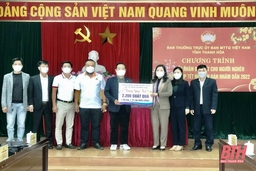 Câu lạc bộ Doanh nhân Thanh Hóa tại TP Hồ Chí Minh - phía Nam trao 2.200 suất  quà tết cho người nghèo