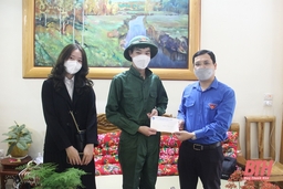 Thành đoàn TP Thanh Hoá tặng quà cho tân binh